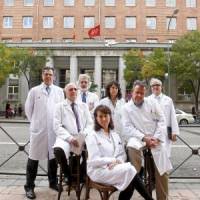 El doctor garcia de sola y otros componentes del equipo medico del Hospital de la Princesa