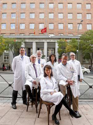 El doctor garcia de sola y otros componentes del equipo medico del Hospital de la Princesa
