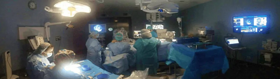 El Dr García de Sola en el quirófano