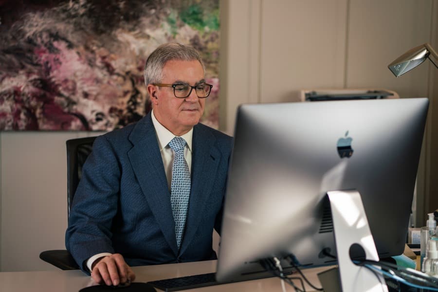 El Doctor Garcia de Sola explorando una historia clínica osirix