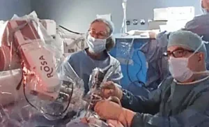 Tema tumores cerebrales-La Dra Paloma Pulido y el Dr García de Sola en quirófano