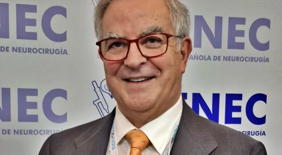 Firma de ejemplares nuevo libro de Neurocirugía Funcional y Estereotáctica-Feria del Libro Madrid 2026
